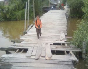 Jembatan Kayu Rusak dan Miring ke Sungai, Warga Tuntut Bupati Bisa Perbaiki Jembatan