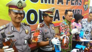 Ribuan Botol Miras Diduga Untuk Perayaan Tahun Baru Disita Polisi