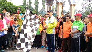 Walikota Jambi Lepas Jalan Santai Hari PGRI ke 72