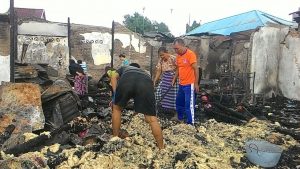 Nenek Ini Lagi Mengkais Uang Rp700 Ribu di Lokasi Kebakaran