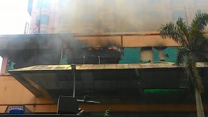 Lebih 4 Jam Kebakaran di Hotel Novita Belum Juga Padam