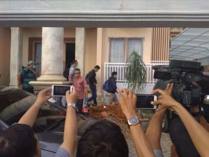 KPK Bawa Koper Dari Rumah Yang Diduga Tim Sukses Zola Saat Kampanye Gubernur Jambi