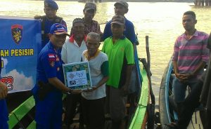 Ditpolair Polda Jambi Bagikan Sembako di Pinggir Sungai Batanghari