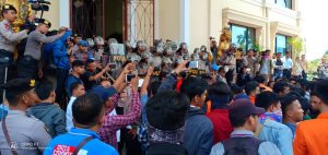 Demo Ratusan Mahasiswa Turunkan Jokowi-JK Nyaris Bentrok