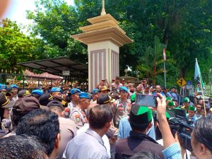 Demo Puluhan Aktifis HMI, Tuntut Kapolri Copot Kapolda Bengkulu di Polda Jambi