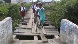 Jembatan Rusak dan Bolong-bolong ini Ditakuti Warga jika Melintas