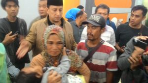 Isak Tangis Haru, Pecah Saat Satu Keluarga Korban Tsunami Donggala Asal Jambi Tiba di Bandara Sultan Thaha