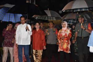 Tiba di Jambi, Jokowi Disambut Hujan