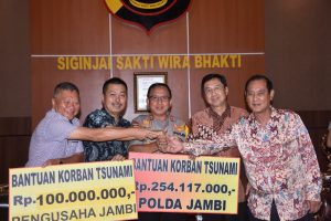 Kapolda dan Pengusaha Jambi Serahkan Bantuan Tsunami Lampung Selatan dan Banten