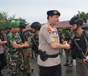 Danrem 042/Gapu Dampingi Wakapolda Jambi Lepas Pemberangkatan Personel Sat Brimob Polda Jambi BKO ke Papua 