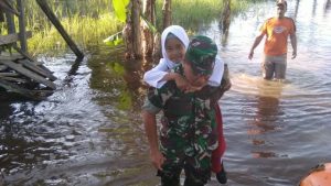 Akibat Banjir, Babinsa di Jambi ini Gendong Anak Sekolah Agar Bisa Menuntut Ilmu