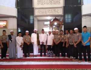Kapolda Jambi Sholat Jumat Bareng Habib Syeikh bin Abdul Qodir Assegaf di Polda Jambi