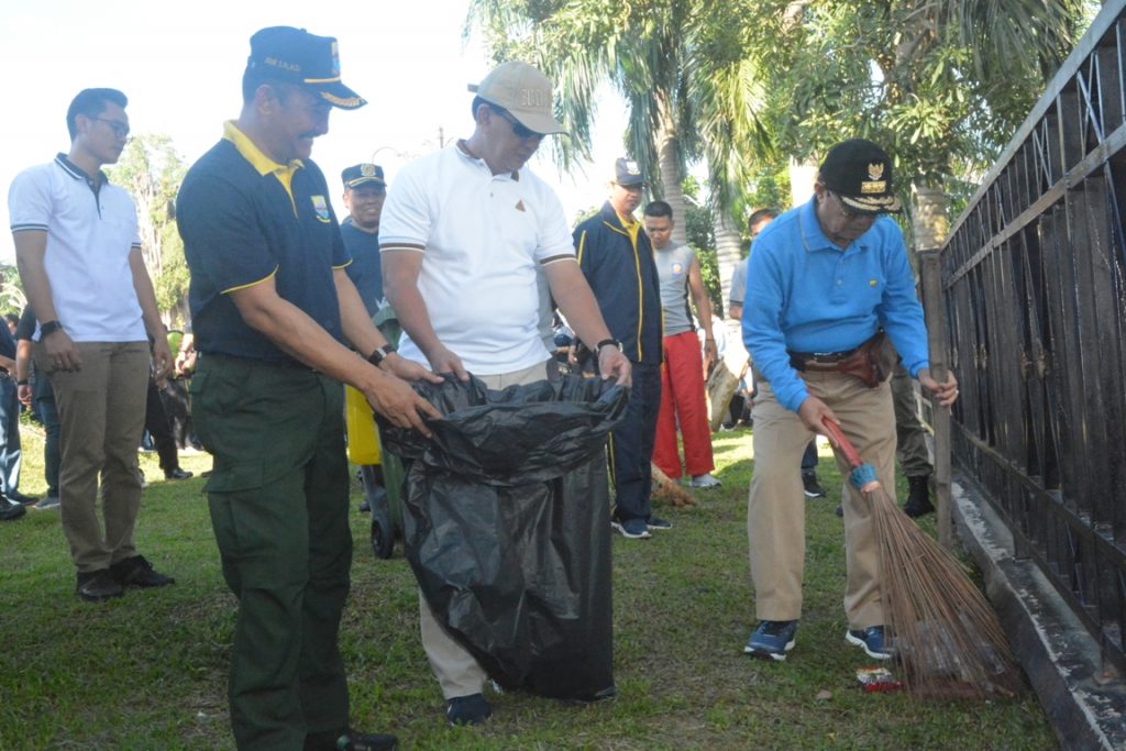 Gubernur Jambi Bersama OPD dan ASN Bersihkan Kawasan Tanggo Rajo