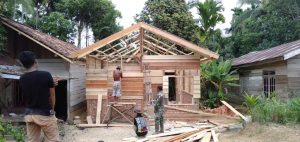 Babinsa Sertu Bambang Kebut Pembangunan Rumah Juriani