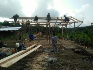 Sersan Alfian Bantu Membangun Rumah Warga Desa Ladang Peris