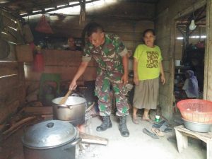 Luar Biasa, TNI ini Bantu Masak Ibu-ibu di Dapur Lokasi TMMD