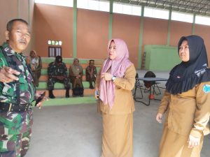 Sertu Riduwan Dampingi BKKBN Batanghari di Lokasi TMMD