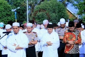 Gubernur dan Ribuan Masyarakat Jambi bersama TNI-Polri Salat Istisqa