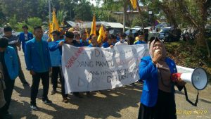 Pelantikan DPRD di Merangin Diwarnai Aksi Demo Mahasiswa
