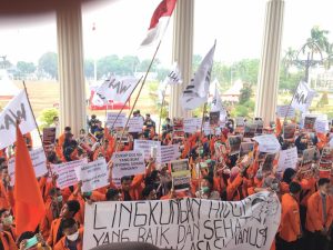Ratusan Mahasiswa Jambi Demo Desak Gubernur Jambi Cabut Perusahaan yang Lahannya Terbakar