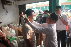 Dilanda Kabut Asap, Gubernur Jambi Bagikan Ribuan Masker di Pasar Angsoduo