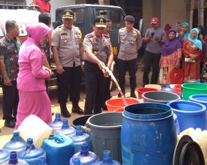 Puluhan Warga Tangkit Serbu Air Bersih Penyaluran Polda Jambi 