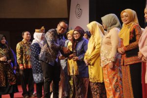 Rahima Dianugrahi Penghargaan Kampanye Makan Ikan Oleh Menteri KP