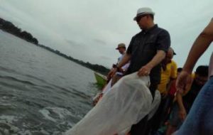 Walikota Fasha Bersama Umat Budha Melepaskan 1 Ton Ikan di Danau Sipin