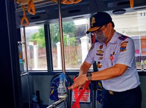 Cegah Corona, Dinas Perhubungan Jambi Semprot Disinfektan Bus Trans Siginjai 