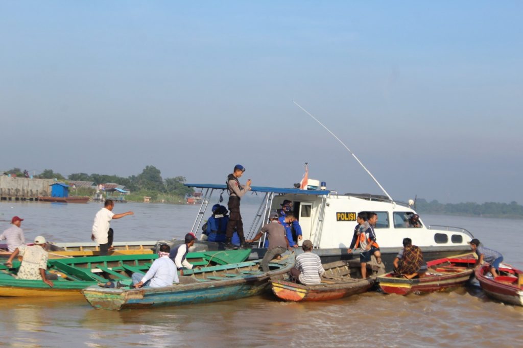 Polri Peduli, Ditpolairud Polda Jambi Bagikan Sembako di Perairan Sungai Batanghari