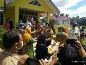 Bantuan Sembako untuk 3.201 Warga Lima Kelurahan di Tabir Dibagi Langsung Oleh Bupati Merangin