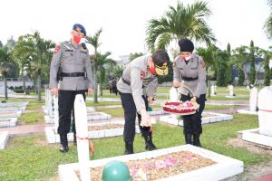 Hari Bhayangkara ke-74, Kapolda Jambi Ziarah dan Tabur Bunga di TMP Satria Bhakti