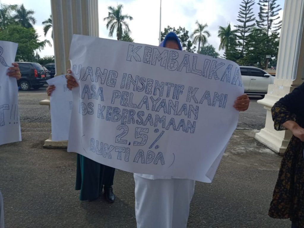 Tidak Terima Ada Potongan Intensif,  Dokter, Perawat dan Pegawai RSUD Raden Mattaher Jambi Demo DPRD Jambi
