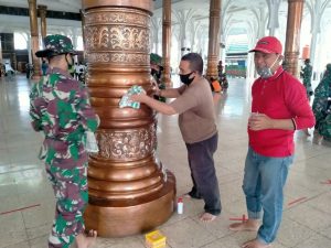 Puluhan Personil TNI dan ASN Pemkot Jambi Bersih-bersih Masjid 1000 Tiang