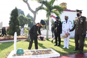 Jelang HUT TNI ke 75, Kapolda Jambi Bersama Danrem Ziarah ke Makam Pahlawan