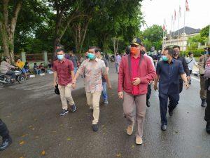 Ketua DPRD Edi Temui Pengunjuk Rasa Berjalan Kaki Hingga ke Simpang BI