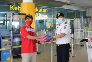 Kadis Perhubungan Jambi Berikan APD di Bandara Sultan Thaha