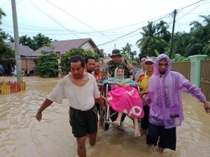 Babinsa 415-09/Telanaipura Bantu Korban Banjir 