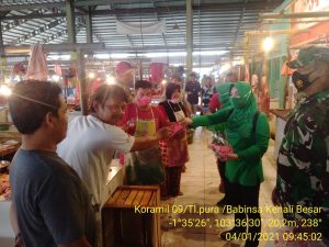 Serbu Pasar Angsoduo, Persit Kodim 0415/Bth Bagi Masker