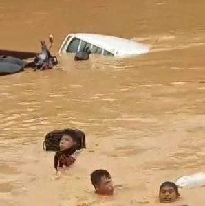 Mobil Terseret Arus Banjir, Lima Penumpang Nyaris Tenggelam