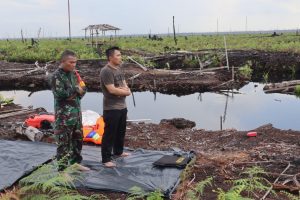 Viral, Anggota TNI dan Kapolres Salat Berjamaah di Lokasi Karhutla