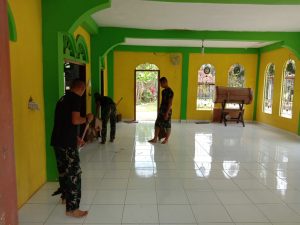 Satgas TMMD dan Warga Mekarjaya Gotong-royong Bersihkan Masjid Al Ikhlas