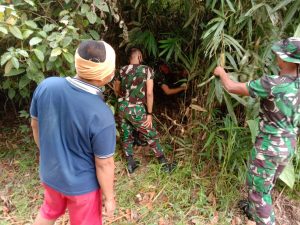 Satgas TMMD Cari Bambu Buat Jemuran Warga