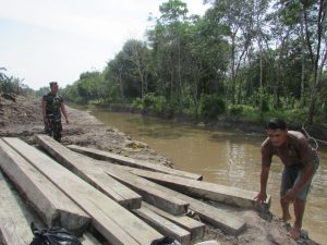 Satgas TMMD Gunakan Sungai Alirkan 32 Batang Kayu