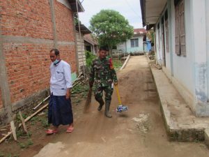 Satgas TMMD Bersihkan Kantor Desa Sungaiterap Sembari Nyanyi Ambiyar