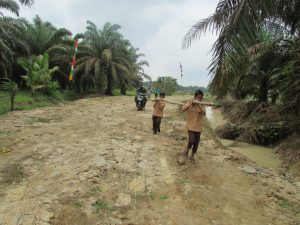 Anak-anak Desa Sungaiterap Ikut Bawa Kayu Untuk Galar Jalan TMMD