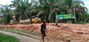 Satgas TMMD Bantu Keluarkan Dump Truk di Lokasi Penimbunan Tanah