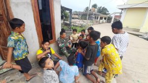 Anak-anak Desa Sungaiterap Antusias Ikuti Komsos TNI