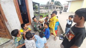 Gelar Komsos, Satgas TMMD Ajak Anak-anak Desa Sungaiterap Masuk TNI