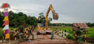Satgas TMMD Tes Ketahanan Jembatan Gunakan Eksavator